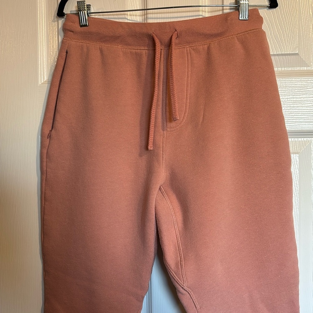 Alo Yoga The Triumph men’s pink tapered leg jogger sweatpants size medium